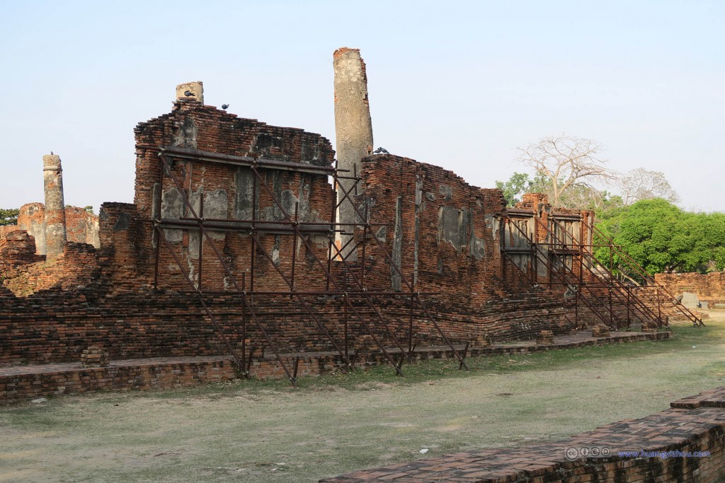 人迹罕至的Wat Phra Si Sanphet东部，虽然墙体留存了下来，但是在地基的变化下还是需要脚手架来支撑