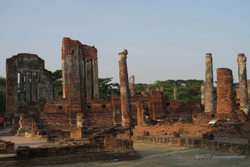 Wat Phra Si Sanphet东部，留存下来的墙壁和柱子