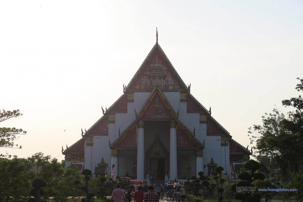 Wat Phra Si Sanphet旁边的寺庙（Vihara Phra Mongkhon Bophit），香火看上去很不错。