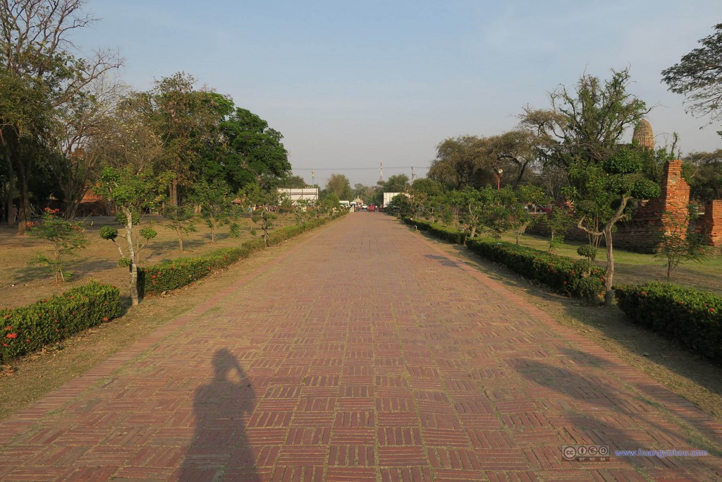 这是通往Wat Phra Si Sanphet以及其旁边寺庙的小道