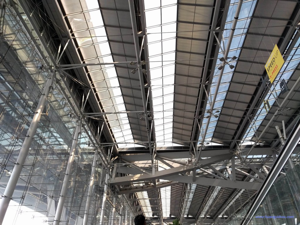 素万纳普机场的天顶，这种金属的结构非常有设计感