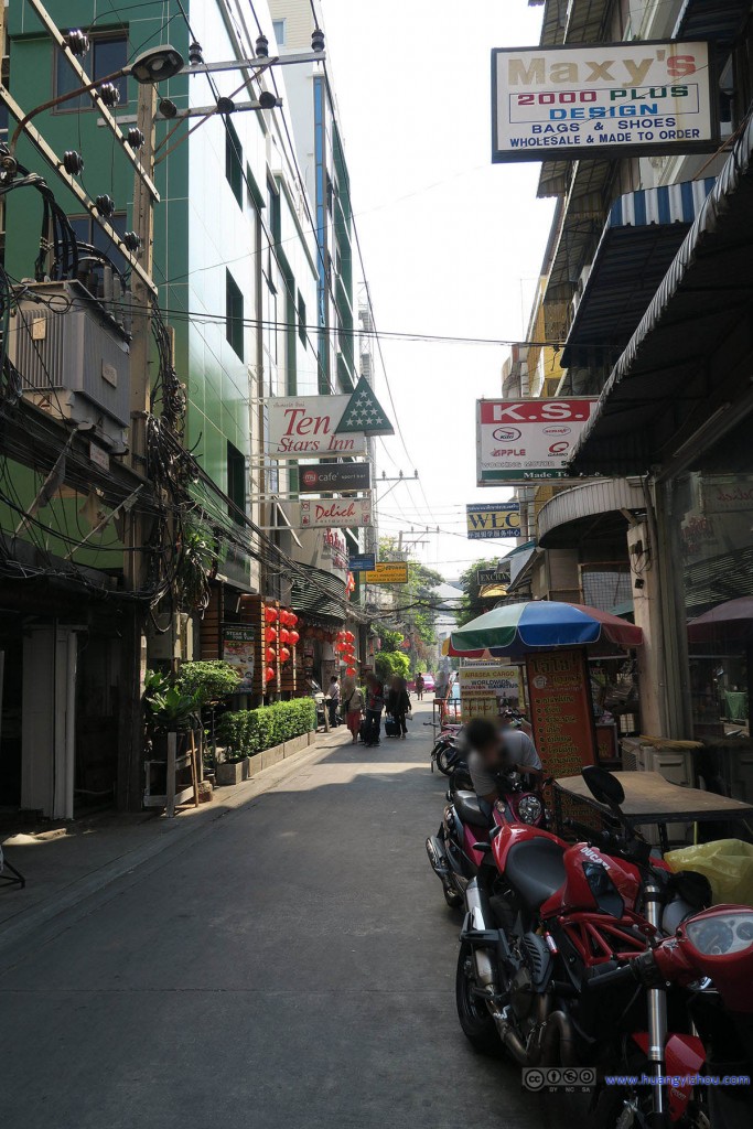 这是酒店附近，客栈云集的小巷