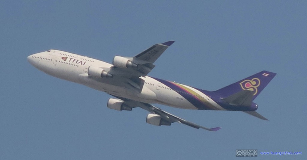 机场快轨快到目的地的时候拍到一架起飞的泰航747