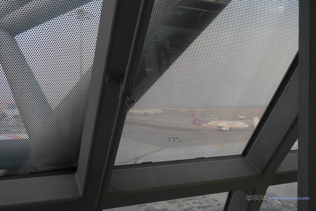 素万纳普机场的玻璃上有这种小黑点，估计是为了减少日光进入以节约能源。结果就是，拍出来的照片都是怪怪的