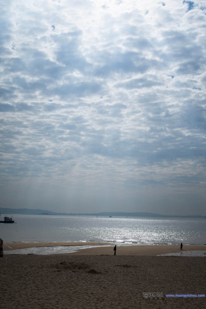 当天沙滩上普遍人不是很多，多云的天空在照片里很带感