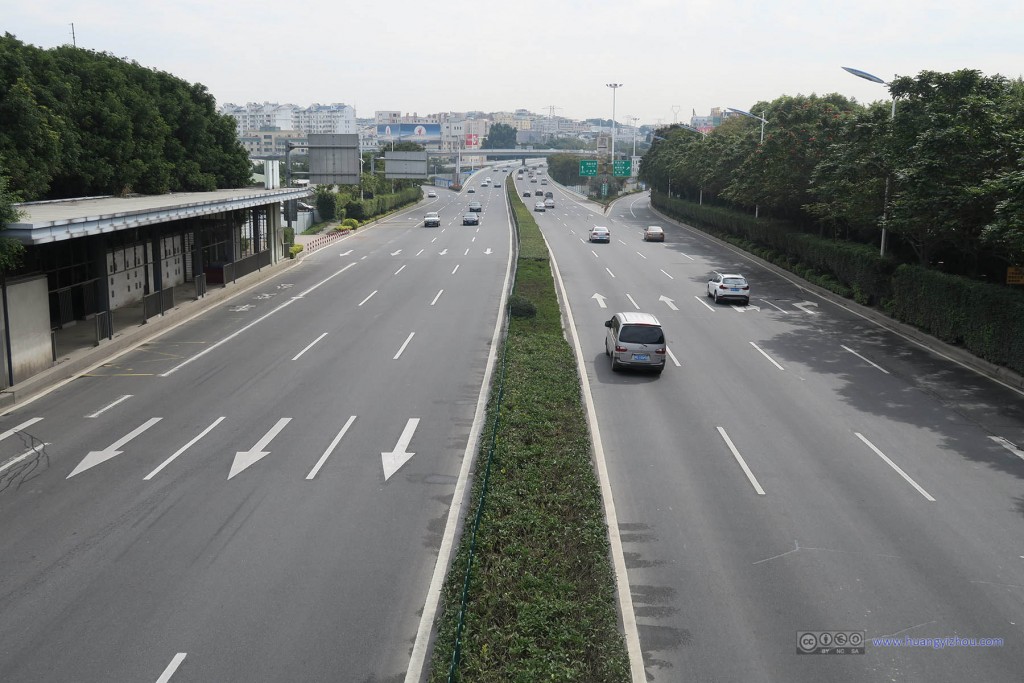 跨越高崎机场外的成功大道，因为前面一个地下通道在施工所以绕了一点路