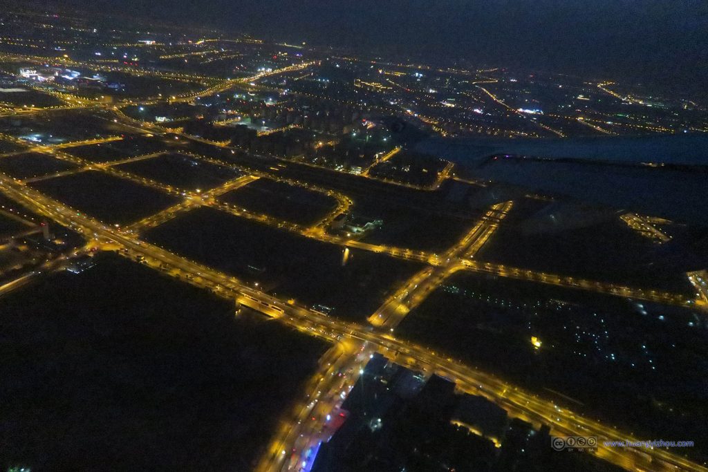 虹桥机场北面的街道夜景