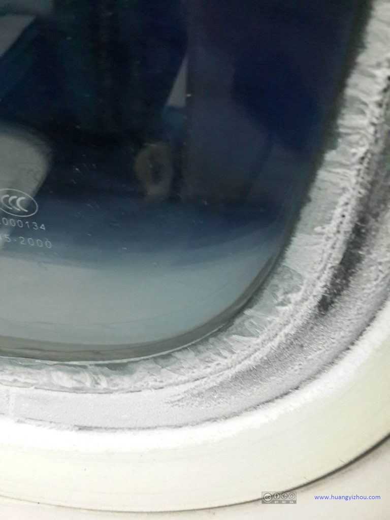 火车车窗好像是单层的，没有做什么特别的保暖措施，所以第二天醒来的时候窗沿全部结了霜