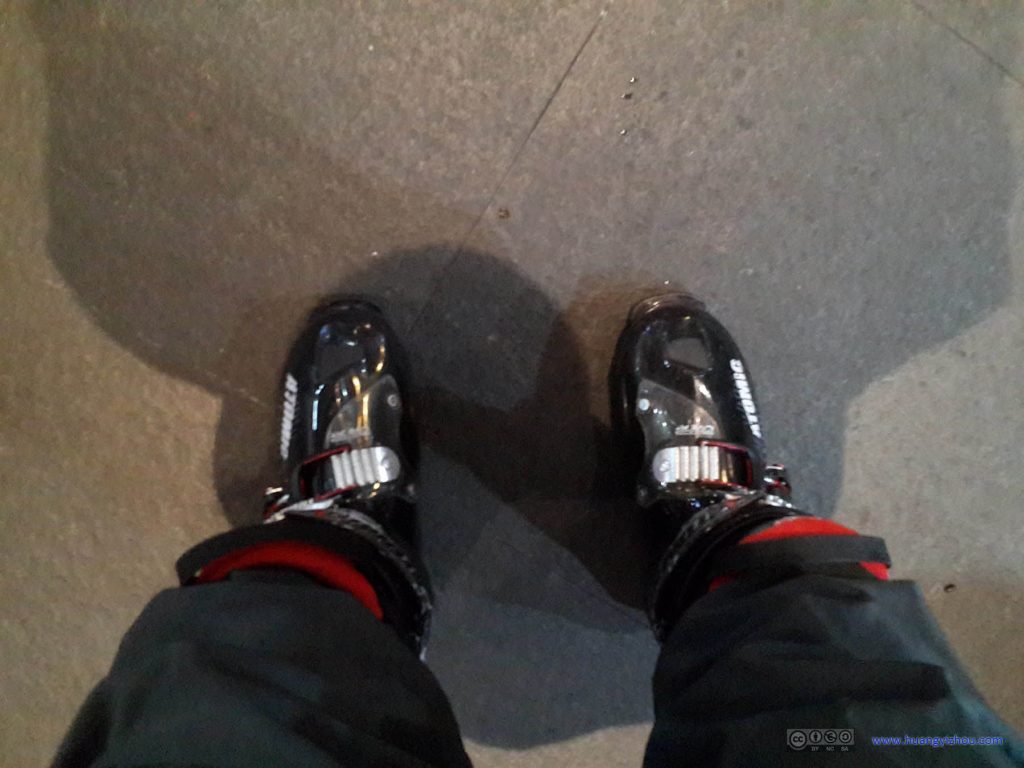 滑雪鞋。第一次穿感觉做了很久的腿部瑜伽之后总算穿进去了。（脱的时候：呵呵）
