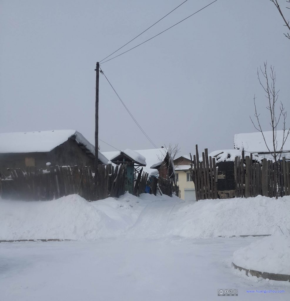 松江河镇，离镇中心不太远的地方，“柴门”在雪中显得非常应景