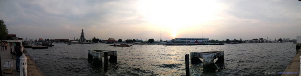 曼谷Chao Phraya River河边的夕阳