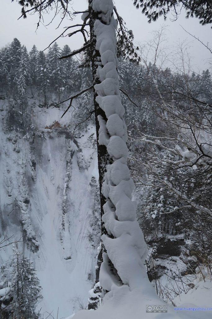 这些团状的积雪非常有意思