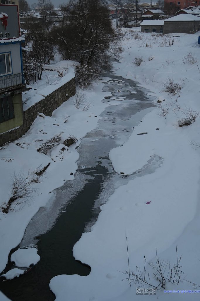 松江河镇内，偶有溪水流过。既然这里没有冻上，猜测这水也来自于天池