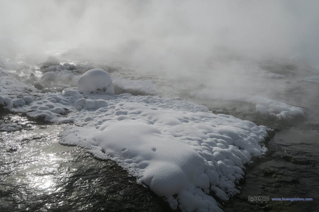 长白山瀑布景区。这里温泉和积雪靠得非常近