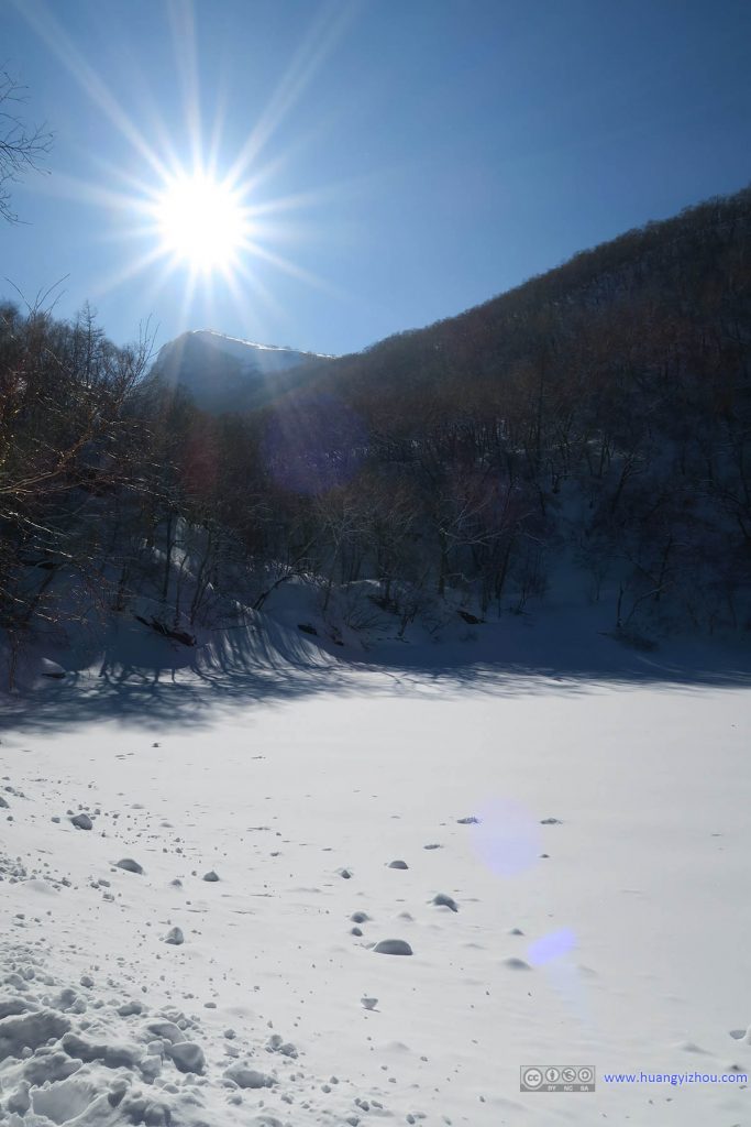 这个“小天池”完全被积雪冰封了