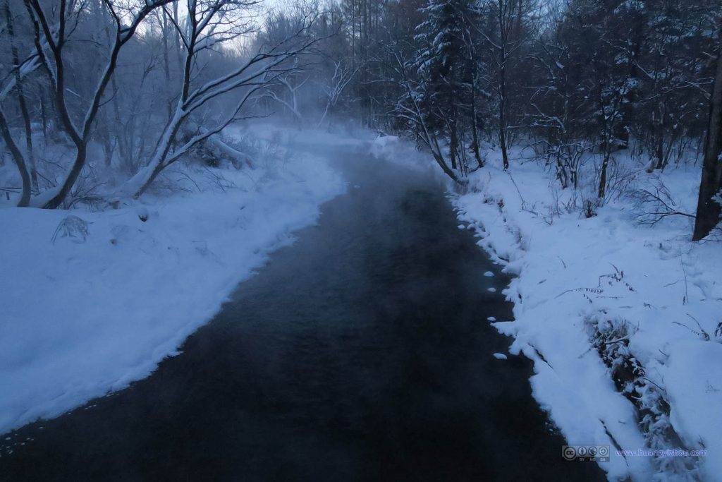 魔界风景区，离入口不远处的一条小溪，可以在这里预览一下水汽