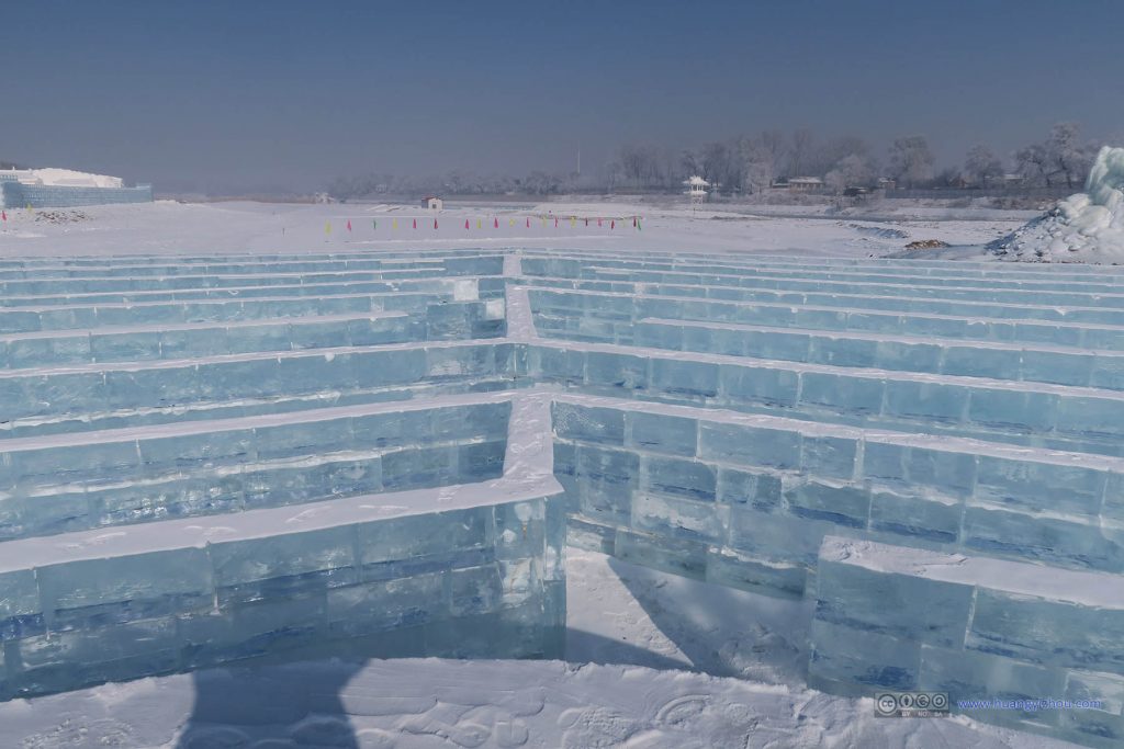 这个冰雕制造的迷宫，设计者腹黑地把它堆到比人还高的位置，所以绕了半天在进来。