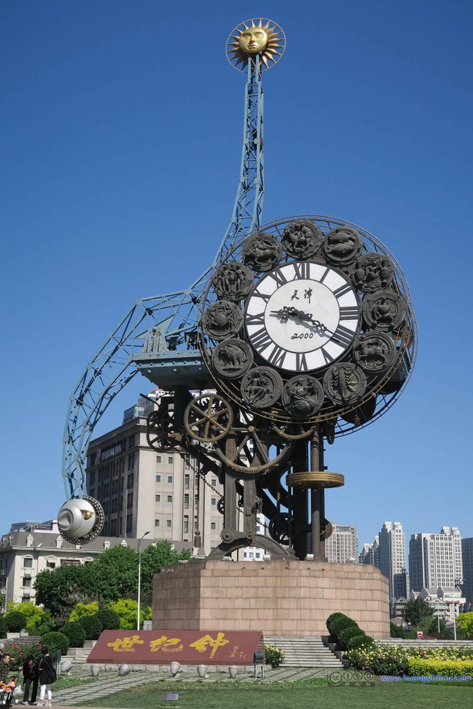 天津火车站旁的世纪钟