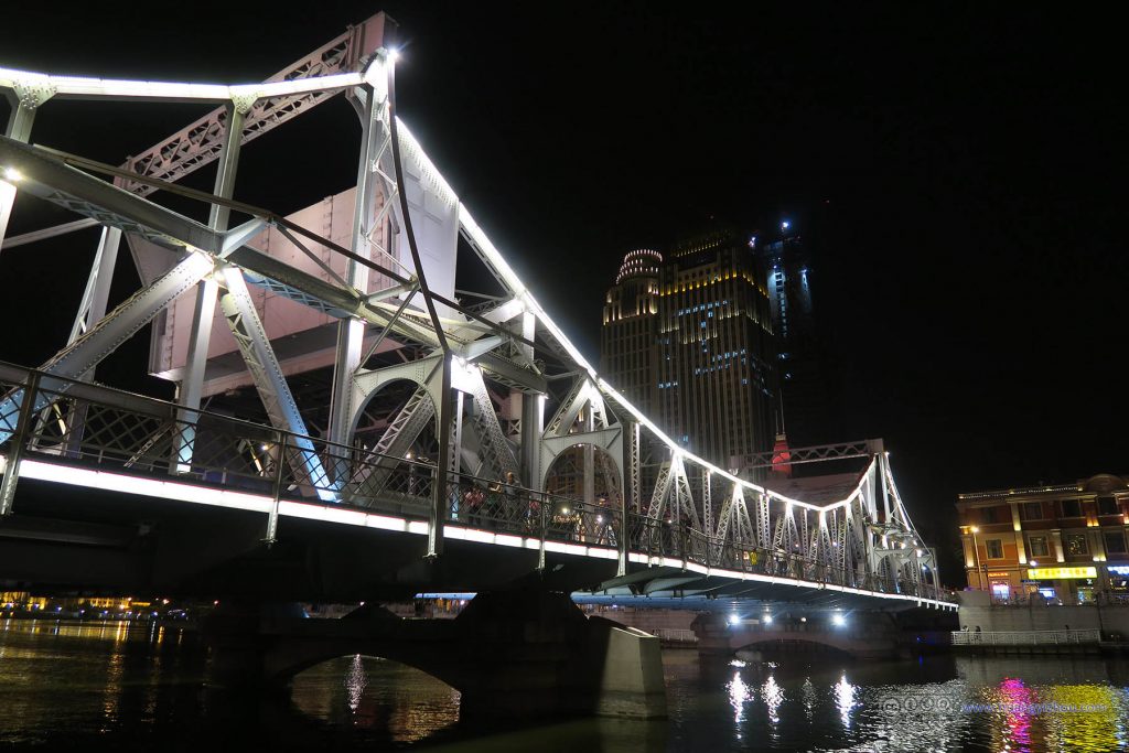 夜晚的解放桥