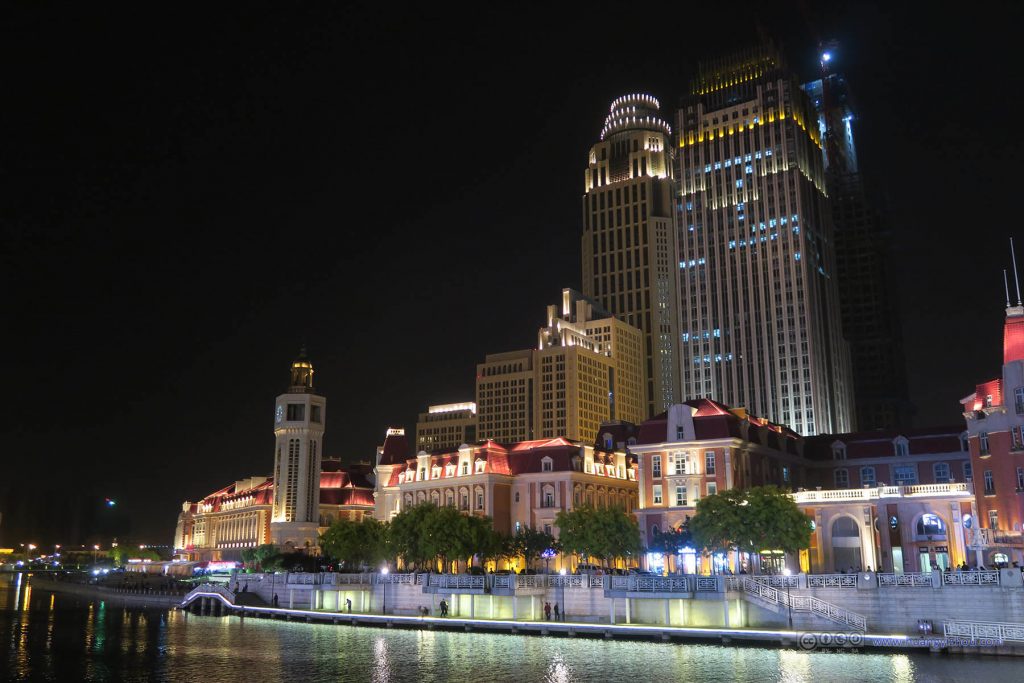 天津火车站对面的海河沿岸建筑