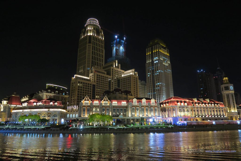 天津火车站对面的海河沿岸建筑