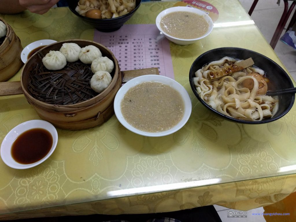 在火车站旁边的一家小店里吃了早饭。左边的“杭州小笼包”同行的小伙伴表示味道非常奇怪，右边的刀削面我们都表示咸死了，只有中间我从来都不吃的小米粥还算正常。