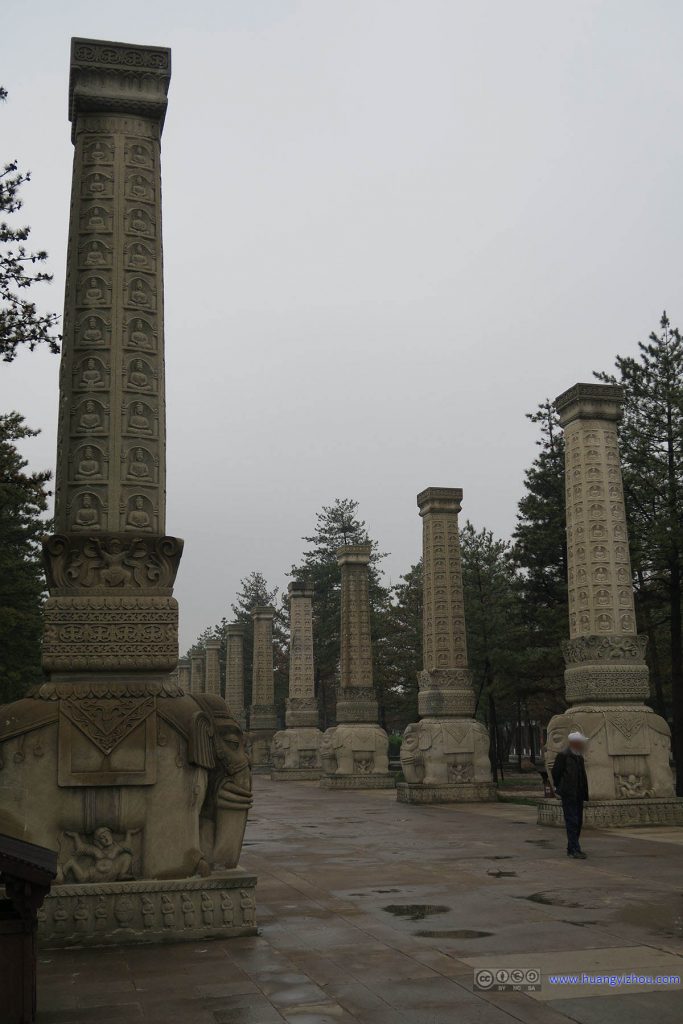 云冈石窟靠近入口处的这个“礼佛大道”，所有的石柱都是批量生产的，明显是景区强行扩容的结果。