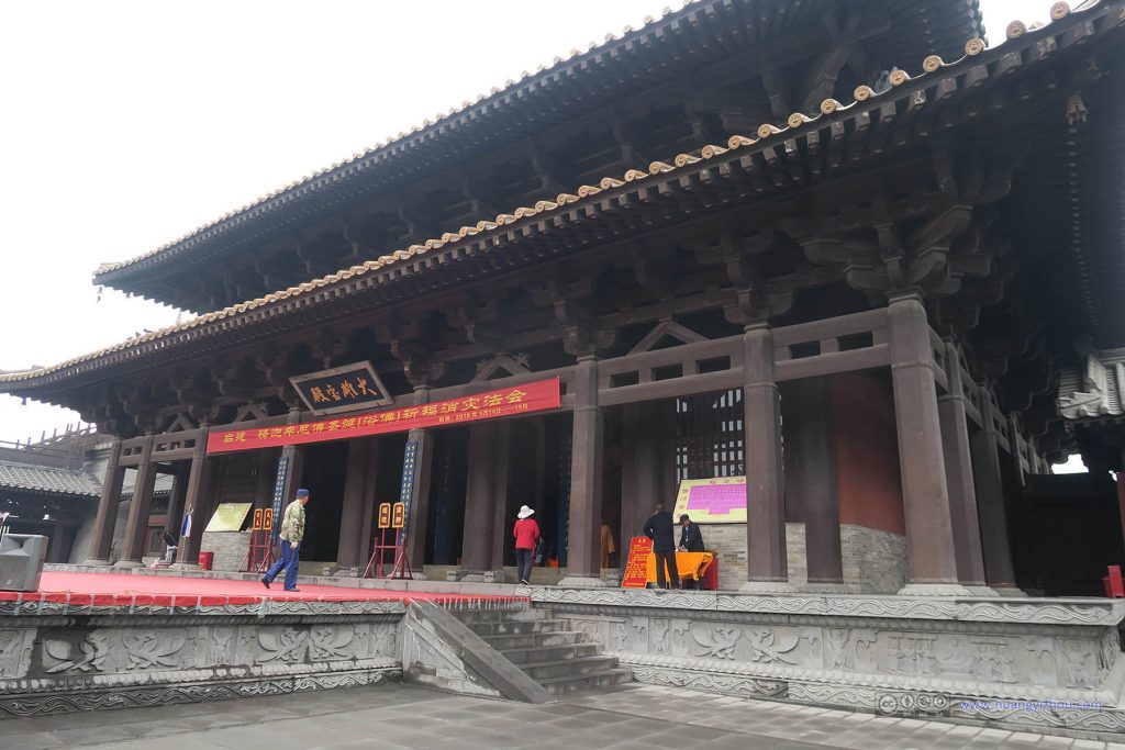 灵岩寺的大雄宝殿，好像正在进行什么祈shi福fa活动