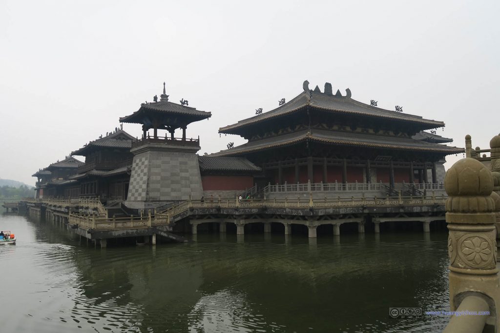 建在水上的灵岩寺