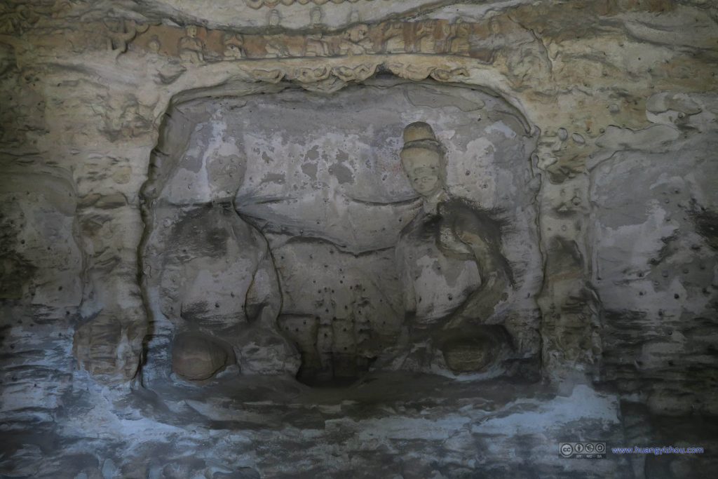 据说因为石窟修建期正好是北魏的某一对奶奶-孙子掌权时期，所以石窟内不少佛像都要雕刻两个人以射影政局