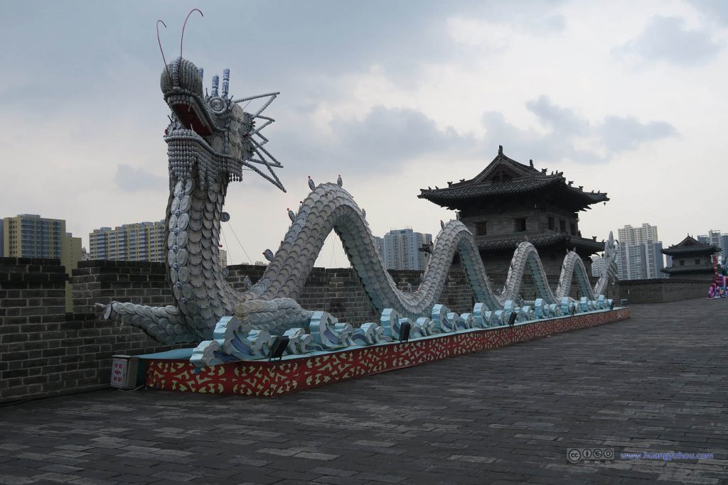 大同东城楼上有一些（应该是元宵节的）花灯之类的东西，由本地的各个企业赞助的。这个一看就是某陶瓷厂的产品