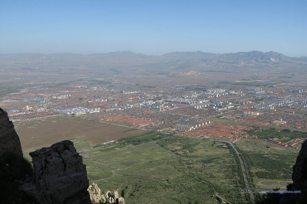 浑源县城，在远山之外即是大同市