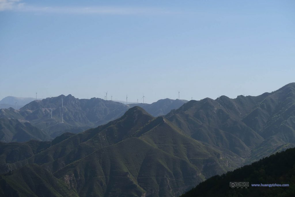 远处的风力发电机，但感觉这改变不了山西作为煤矿大省的局面