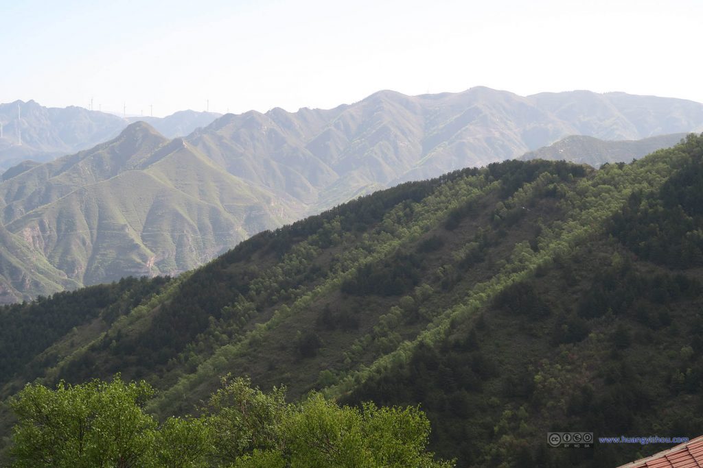 旁边山坡绿意盎然且有层次感