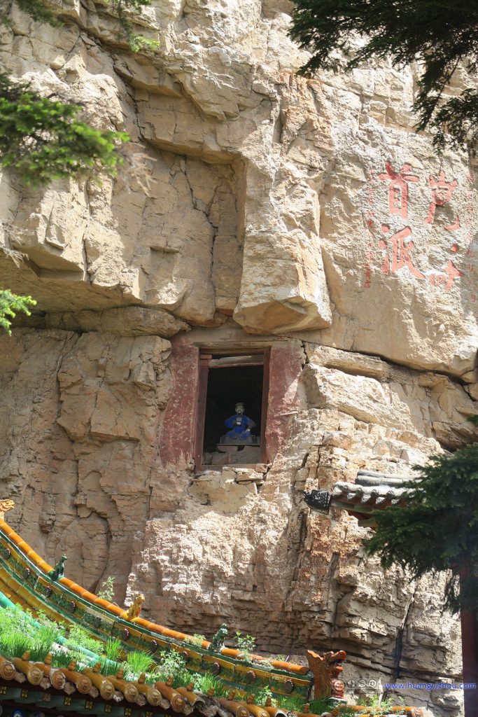 玉皇阁旁的山体中还凿出了小穴以供奉佛像