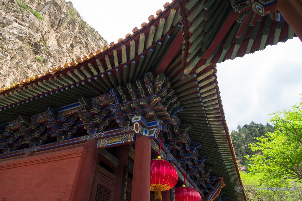 恒山里的一些其他寺庙，从这个角度看上去屋檐的色彩非常丰富。（好吧，这个色彩经过了后期处理。。）