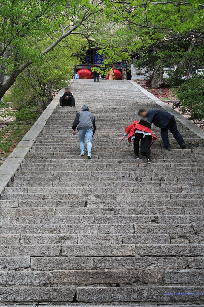 这是恒山非常著名的某台阶，虽然角度没比后山最陡的地方陡多少，可是人家旁边有庙啊。据导游介绍说每一级台阶代表人生的一种烦恼，所以爬完就代表烦恼消失了#中国神导游