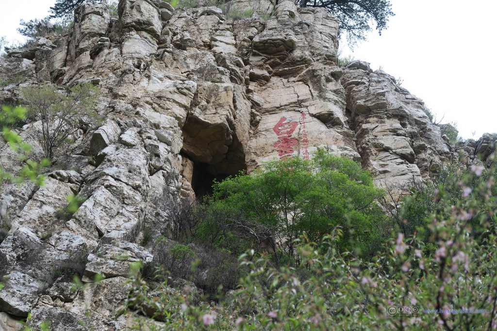 白云洞，恒山十八景之一，以下雨天会从洞口吐出云气而知名