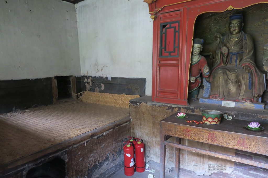 悬空寺内部，发现佛像旁边就是古僧人的卧房（估计地方小没办法）