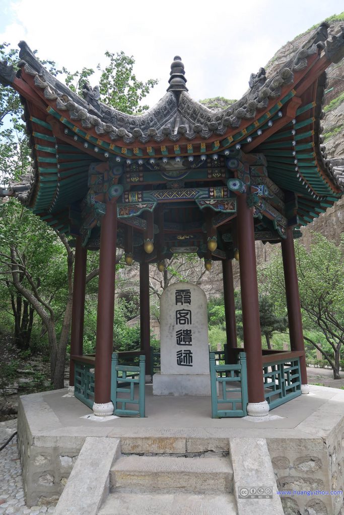 徐霞客曾经游历过悬空寺，这是景区为他立的亭子